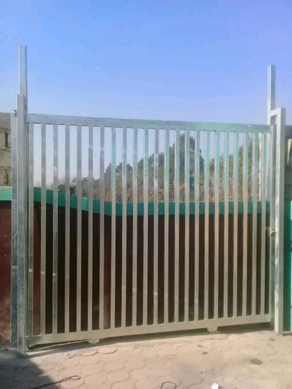 Galvanised steel driveway gate with a diamond-lattice design