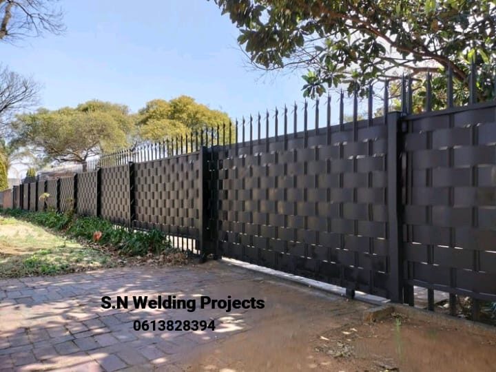 Woven palisade fencing with a tight basket-weave finish